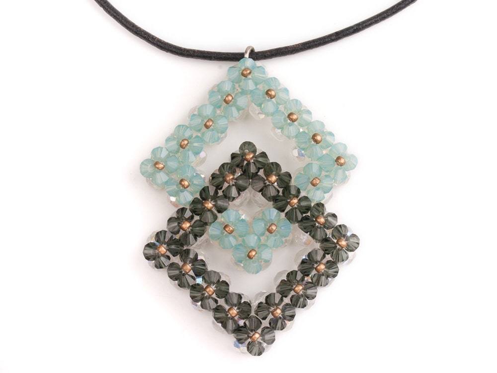 Grüner Mintfarbener Swarovski Anhänger Auf Lederband, Gehäkelter Anhänger, Mintgrüne Kette von SparklenLight