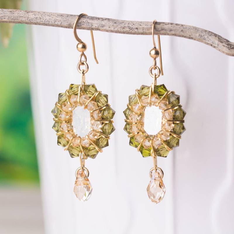 Swarovski Kristall Grüne Kronleuchter Ohrringe, Hand Perlen Erde Ton Gold Gefüllte Ohrringe von SparklenLight