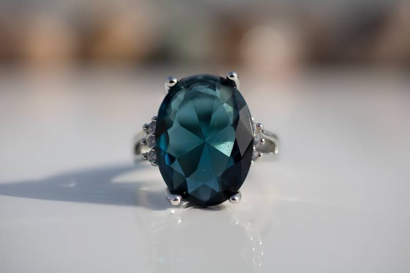 Londoner Blautopas-Ring Mit Diamant An Der Seite, Topas Im Ovalschliff Aus 14-Karätigem/18-Karätigem Weißgold Diamant, Verlobungsring, Ehering von SparklerJewelsStore