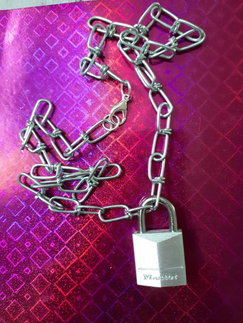 Große Silberkette Mit Vorhängeschloss Und Geknüpfter Aluminiumkette von SparklesByBeverley