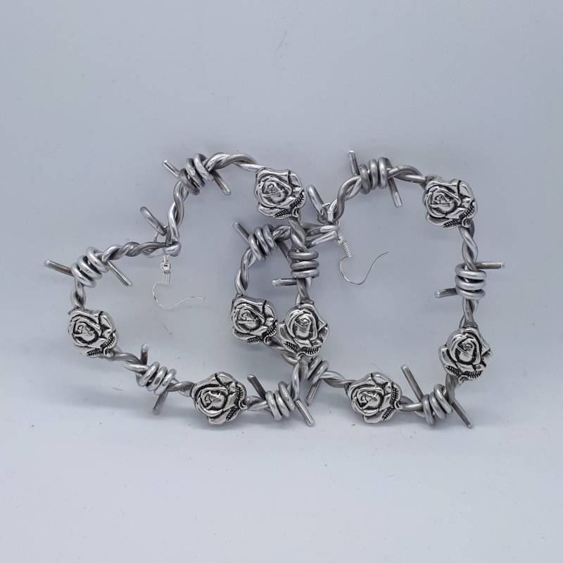 Handgemachte Silber Aluminium Twisted Barb Draht Und Rose Blume Herz Ohrringe Boho Hippie Gothic Romantica von SparklesByBeverley