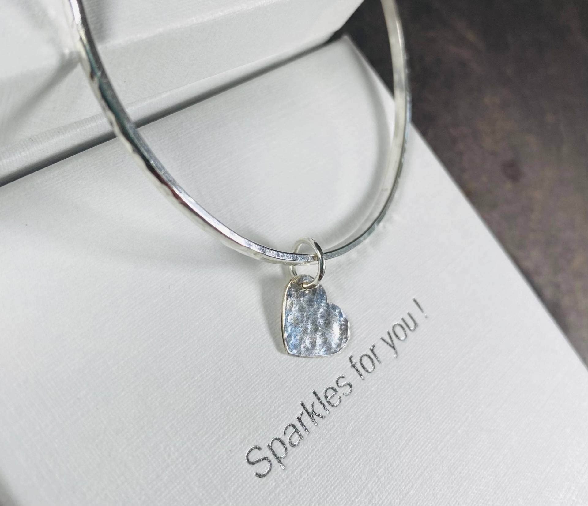 sterling Silber Solide D Geformte Armreif Armband Mit Baumelndem Herz sterling Silber Solide D Geformte Armreif Armband Mit Baumelndem Herz von SparklesForYouUK