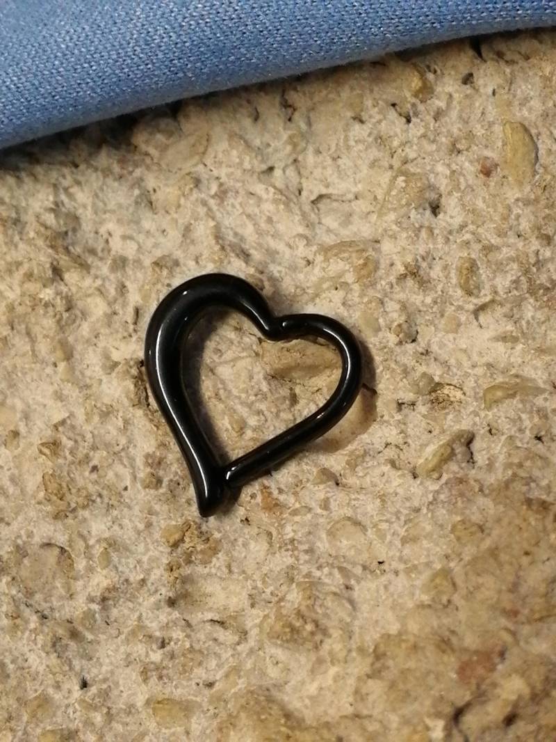 Schwarze Herz Form Clicker Daith/Saatkrähe Tragus Ohr Piercing Klappring - Uk Verkäufer Schwarze Herz Form Clicker Daith/Saatkrähe Tragus Ohr Piercing Klappring - Uk Verkäufer von SparklesbySaara