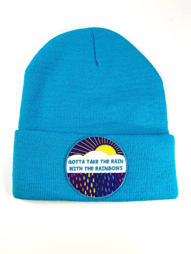 Gotta Take The Rain Mit Der Rainbows Beanie von SparkletownStudios