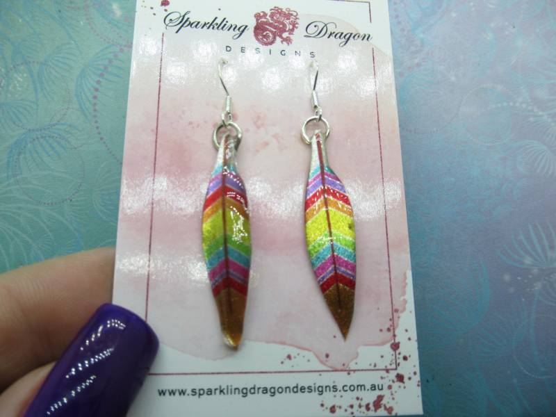 Hübsche Feder Ohrringe - New Age Boho Geschenk Schöne Gemischte Farben in Resin Mit Glitzer Finish von SparklingDragonDesgn