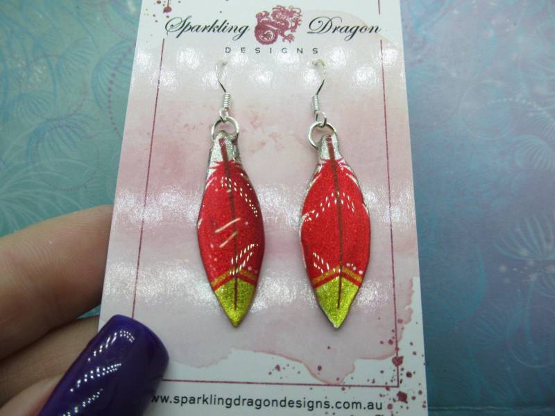 Hübsche Feder Ohrringe - New Age Boho Geschenk Schöne Rot, Gelb Und Orange Streifen Farben in Resin Mit Glitzer Finish von SparklingDragonDesgn