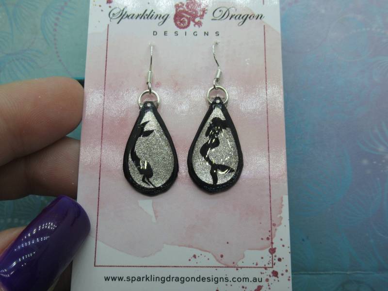 Regentropfen Meerjungfrau Ohrringe - New Age Boho Geschenk Funkelndes Silber in Resin Mit Glitzer Finish von SparklingDragonDesgn