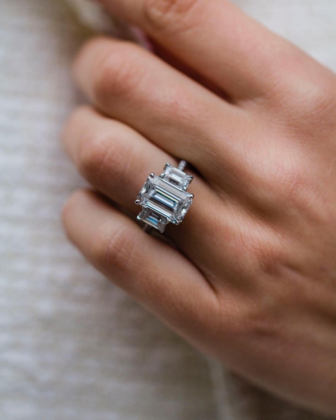 Weißer Diamant Im Smaragdschliff Mit Drei Steinen | Kundenbestellung in Silber, Gold Moissanit & Lab Zuchtdiamant | Gemäß Bestellung Weißer Diamant Im Smaragdschliff Mit Drei Steinen | Kundenbestellung in Silber, Gold Moissanit & Lab Zuchtdiamant | Gemäß Bestellung von SparklingEdgeJewelry
