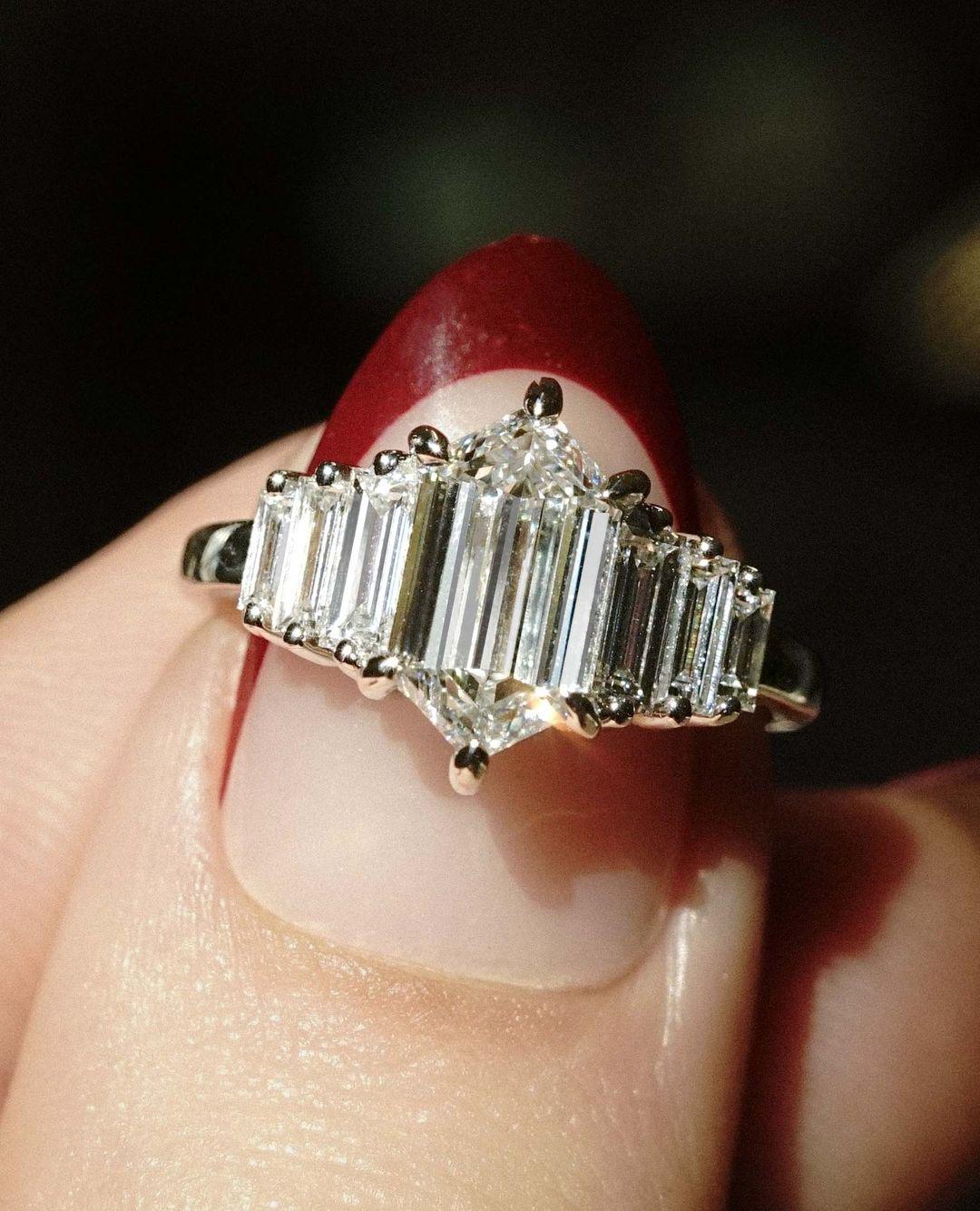 Weißer Sechseckschliff Moissanit Diamant 14K Solid Gold Solitaire Mit Akzenten Jubiläumsgeschenk Ring | Versprechen Für Sie Geburtstagsgeschenk Weißer Sechseckschliff Moissanit Diamant 14K Solid Gold Solitaire Mit Akzenten Jubiläumsgeschenk Ring | Versprechen Für Sie Geburtstagsgeschenk von SparklingEdgeJewelry