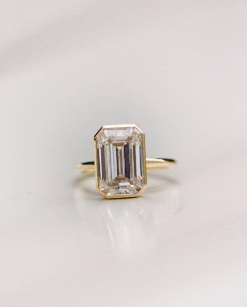 Zertifizierter 1, 75 Ct Weißer Smaragdschnitt Labor Gewachsener Diamant 14K Massivgold Lünette Verlobungsring | Geschenk Für Frau Einstein Ring von SparklingEdgeJewelry
