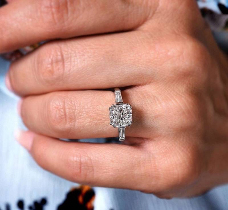Zertifizierter 1.10Ct Weißer Kissenschliff Labor Gewachsener Diamant 14K Solid Gold Solitaire 3 Stone Ring | Verlobungsring Für Sie Hochzeit von SparklingEdgeJewelry