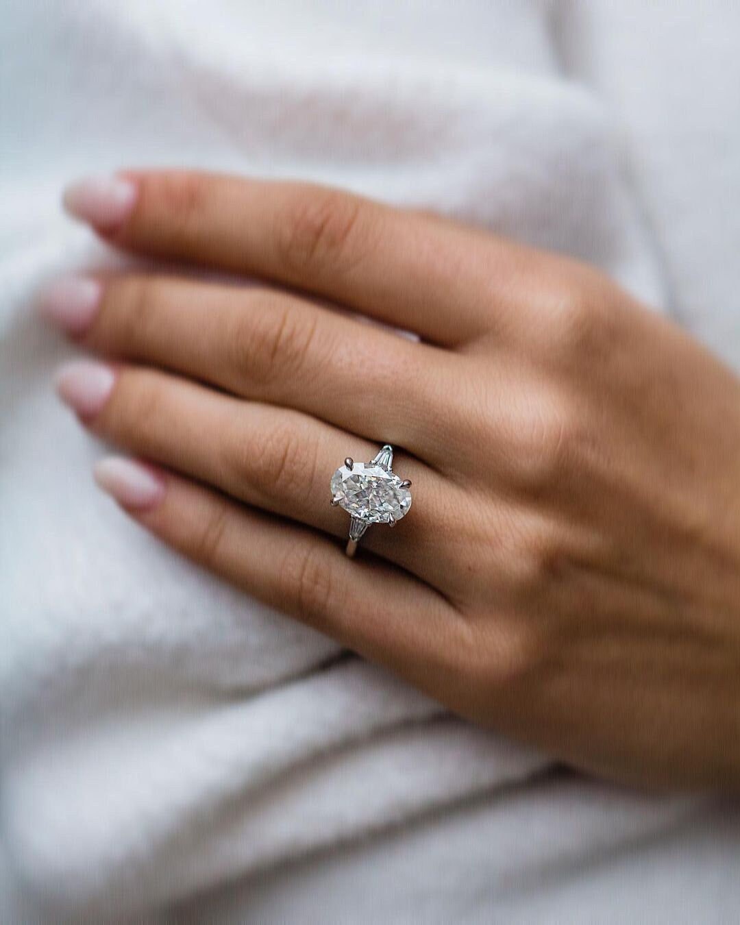 Zertifizierter 1.25Ct Weißer Ovalschliff-Lab-Gewachsener Diamant 14K Massivgold Drei-Steine-Solitärring | 925 Sterling Silber Ring Stapelschmuck Zertifizierter 1.25Ct Weißer Ovalschliff-Lab-Gewachsener Diamant 14K Massivgold Drei-Steine-Solitärring | 925 Sterling Silber Ring Stapelschmuck von SparklingEdgeJewelry