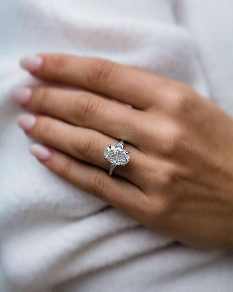 Zertifizierter 1.25Ct Weißer Ovalschliff-Lab-Gewachsener Diamant 14K Massivgold Drei-Steine-Solitärring | 925 Sterling Silber Ring Stapelschmuck von SparklingEdgeJewelry