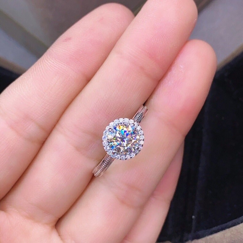 Zertifizierter 1.30Ct Weißer Runder Diamant Im Labor Gewachsener 14K Solid Gold Micro Pave Halo Vintage Ring | Jubiläumsgeschenk Für Frau Statement von SparklingEdgeJewelry