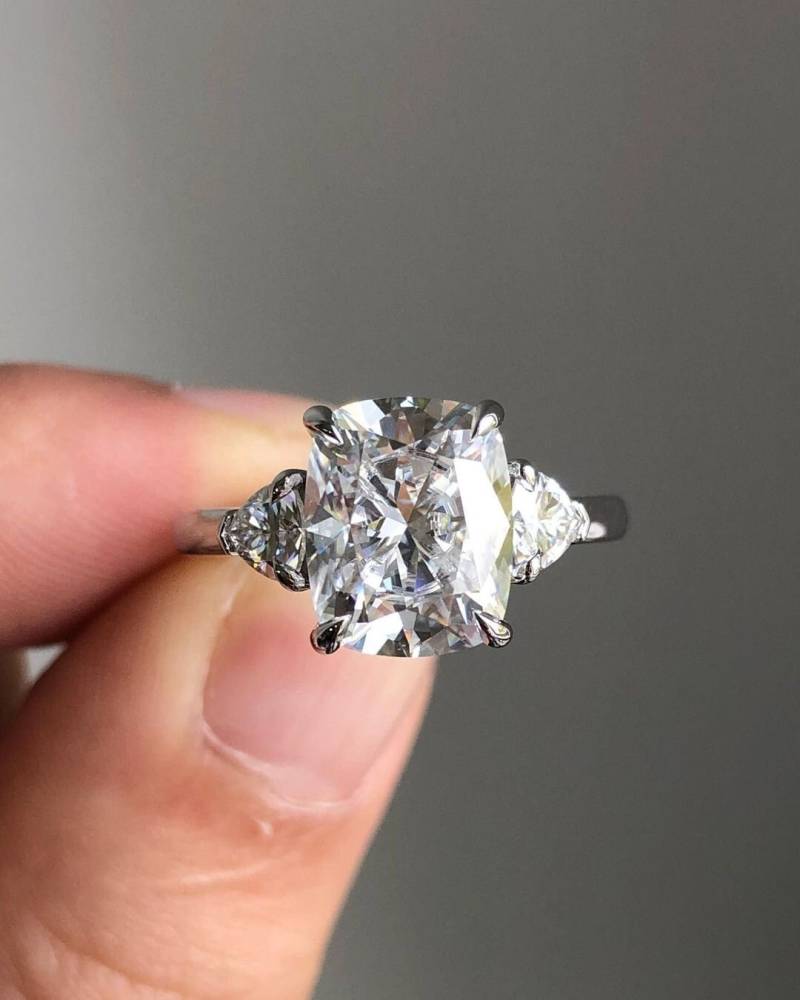 Zertifizierter 1Ct Weißer Kissenschliff-Laborgewachsener Diamant 14K Massivgold Drei-Steine-Ring | Brautjungfer Hochzeitsgeschenk Seite Stein von SparklingEdgeJewelry