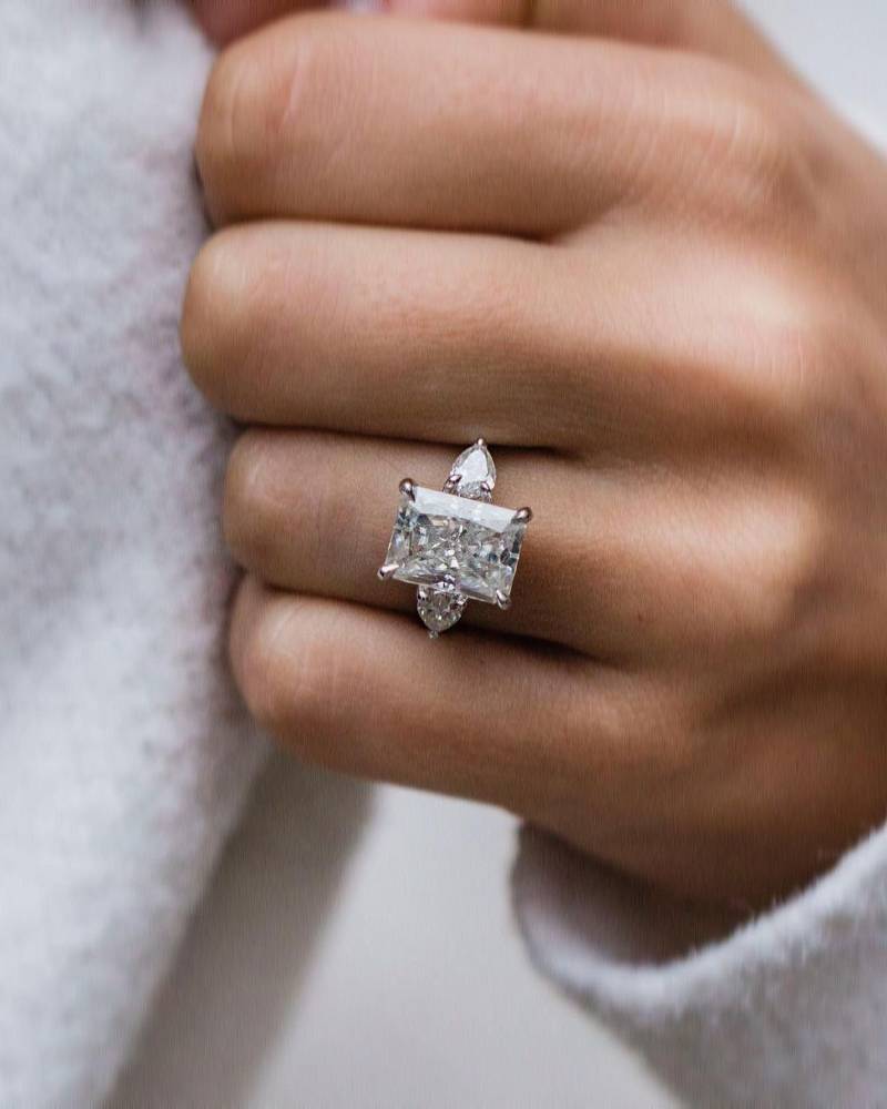 Zertifizierter 1Ct Weißer Strahlender Diamant Im Labor Gewachsener 14K Gold 3 Stein Ehering | Seitlicher Pear Cut Ring Verlobungsring von SparklingEdgeJewelry