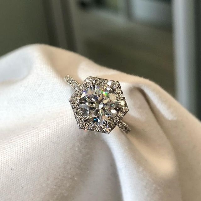 Zertifizierter 2Ct Hexagon Form Weißer Rundschliff Labor Gewachsener Diamant 14K Massivgold Micro Pave Halo Ring | Besonderen Anlass Zertifizierter 2Ct Hexagon Form Weißer Rundschliff Labor Gewachsener Diamant 14K Massivgold Micro Pave Halo Ring | Besonderen Anlass von SparklingEdgeJewelry