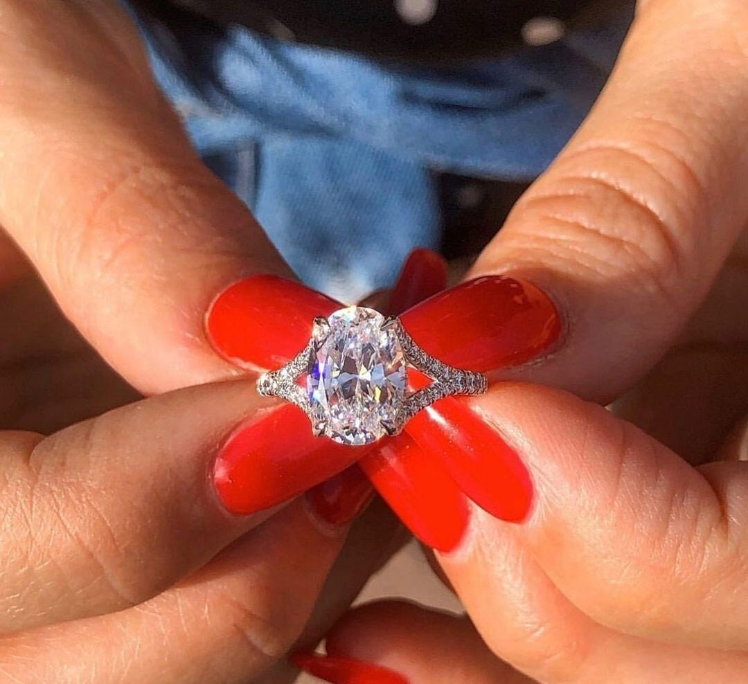 Zertifizierter 2Ct Weißer Ovalschliff-Laborgewachsener Diamant 14K Massivgold Micro Pave Solitaire Ring | Ehering Mit Geteiltem Schaft Party Wear Zertifizierter 2Ct Weißer Ovalschliff-Laborgewachsener Diamant 14K Massivgold Micro Pave Solitaire Ring | Ehering Mit Geteiltem Schaft Party Wear von SparklingEdgeJewelry