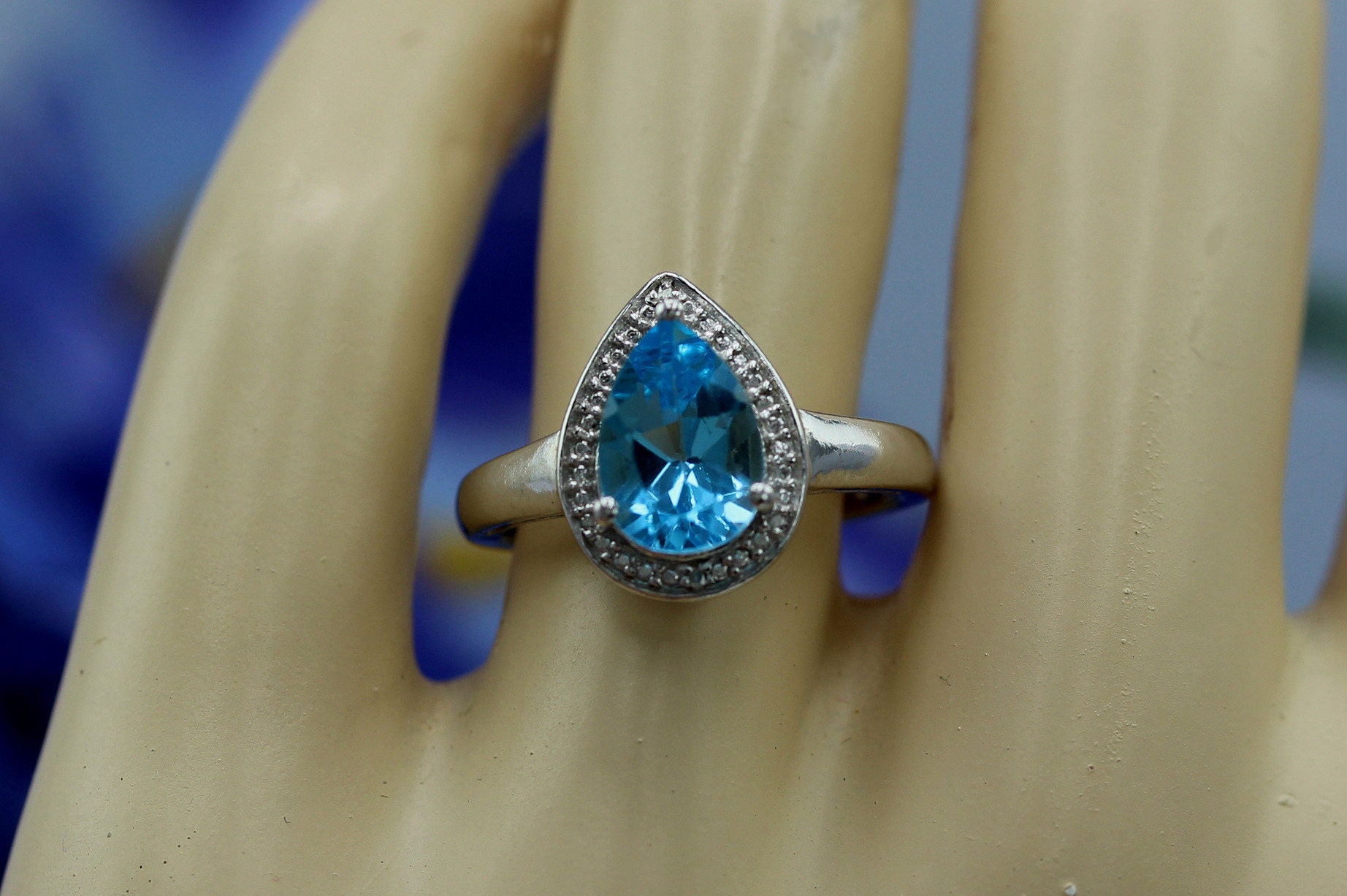 Art Deco Birne Schweizer Blautopas Halo Ring - Sterling Silber Art Deco Birne Schweizer Blautopas Halo Ring - Sterling Silber von SparklingOrchidLA