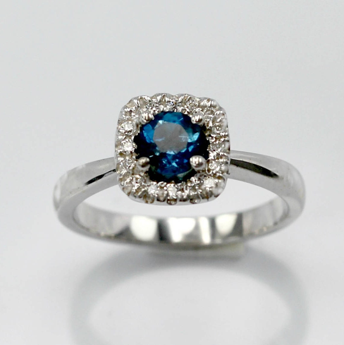 Art Deco London Blautopas Ring Sterling Silber Halo, Größe 17.5 Art Deco London Blautopas Ring Sterling Silber Halo, Größe 17.5 von SparklingOrchidLA