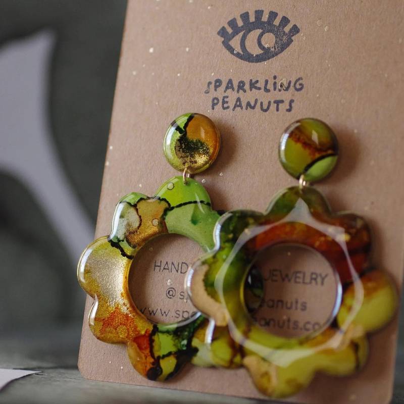Handgefertigte Harzohrringe | Einzigartige Handgefertigte Muster Designer - Und Farbenfrohe Braune Grüne Blumenohrringe von SparklingPeanuts