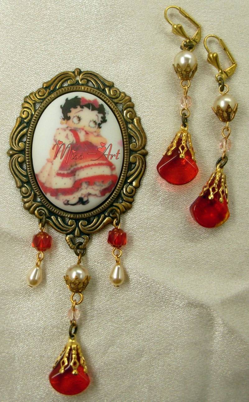 Kleine Betty Boop Kind Perlen Tränen Porzellan Cameo Aus Massivem Messing Brosche Oder Halskette Miss-Kunst Sparklingtreasures2U Kleine Betty Boop Kind Perlen Tränen Porzellan Cameo Aus Massivem Messing Brosche Oder Halskette Miss-Kunst Sparklingtreasures2U von SparklingTreasures2U