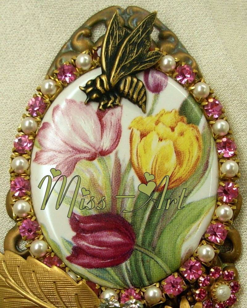 Tulpen Blumen Bee Ooak Collage Kunst Brosche Oder Anhänger Rosa Perlen Strass Aus Massivem Messing Lässt Filigrane Miss-Kunst Sparklingtreasures2U Tulpen Blumen Bee Ooak Collage Kunst Brosche Oder Anhänger Rosa Perlen Strass Aus Massivem Messing Lässt Filigrane Miss-Kunst Sparklingtreasures2U von SparklingTreasures2U