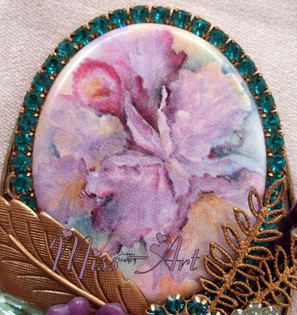 Violette Iris Blumen Collage Ooak Art Schmuck Brosche Türkis Strass Aus Massivem Messing Blätter Kunststoff Glas Miss-Kunst Sparklingtreasures2U Violette Iris Blumen Collage Ooak Art Schmuck Brosche Türkis Strass Aus Massivem Messing Blätter Kunststoff Glas Miss-Kunst Sparklingtreasures2U von SparklingTreasures2U