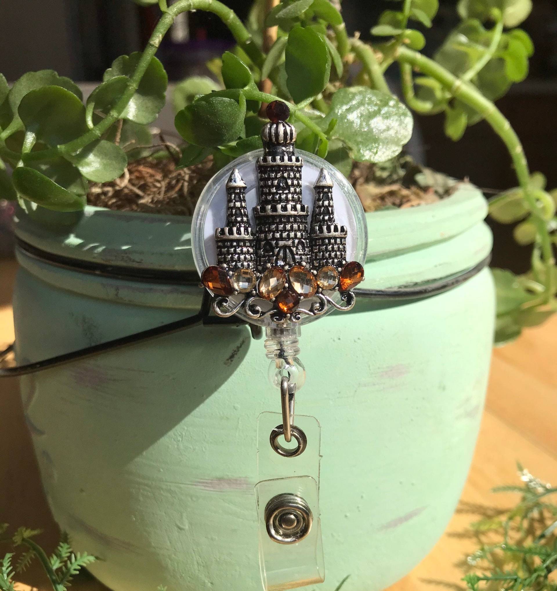 Jeweled Castle Einziehbare Abzeichen Reel - Halter Für Id Und Namensschild Mit Gürtel Clip Jeweled Castle Einziehbare Abzeichen Reel - Halter Für Id Und Namensschild Mit Gürtel Clip von Sparklingem