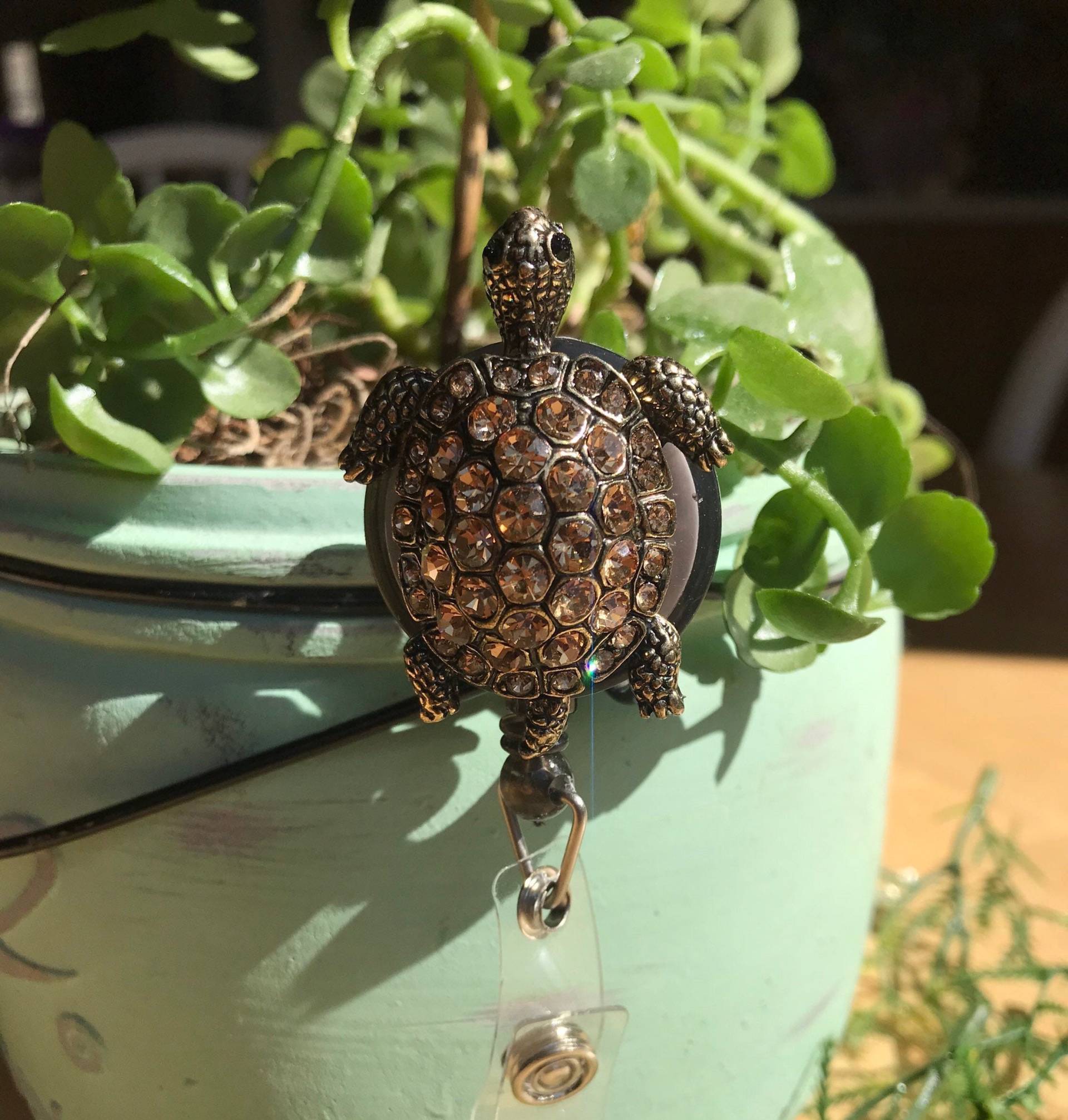 Juwelierte Schildkröte Abziehbare Abzeichenrolle - Halter Juwelierte Schildkröte Abziehbare Abzeichenrolle - Halter von Sparklingem