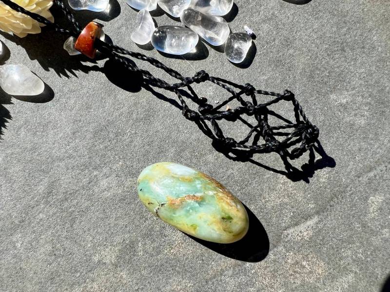 Blauer Andenopal Anhänger in Abnehmbarer Macrame Bag Halskette von Sparklinginside
