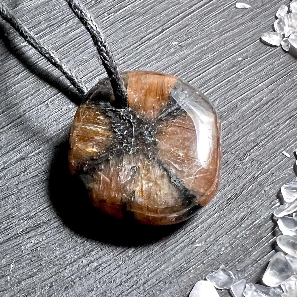 Chiastolith Anhänger Kreuzstein | Wurzelchakra Edelstein Natürlicher Kristall Amulett Schmuck Meditation Geschenkidee Chiastolith Anhänger Kreuzstein | Wurzelchakra Edelstein Natürlicher Kristall Amulett Schmuck Meditation Geschenkidee von Sparklinginside