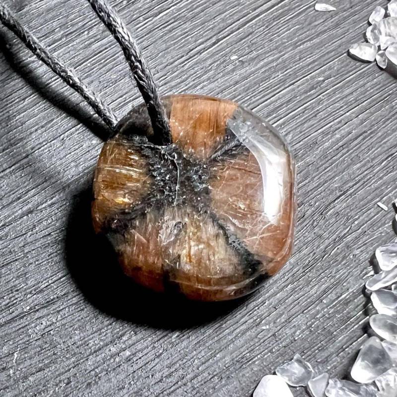 Chiastolith Anhänger Kreuzstein | Wurzelchakra Edelstein Natürlicher Kristall Amulett Schmuck Meditation Geschenkidee Chiastolith Anhänger Kreuzstein | Wurzelchakra Edelstein Natürlicher Kristall Amulett Schmuck Meditation Geschenkidee von Sparklinginside