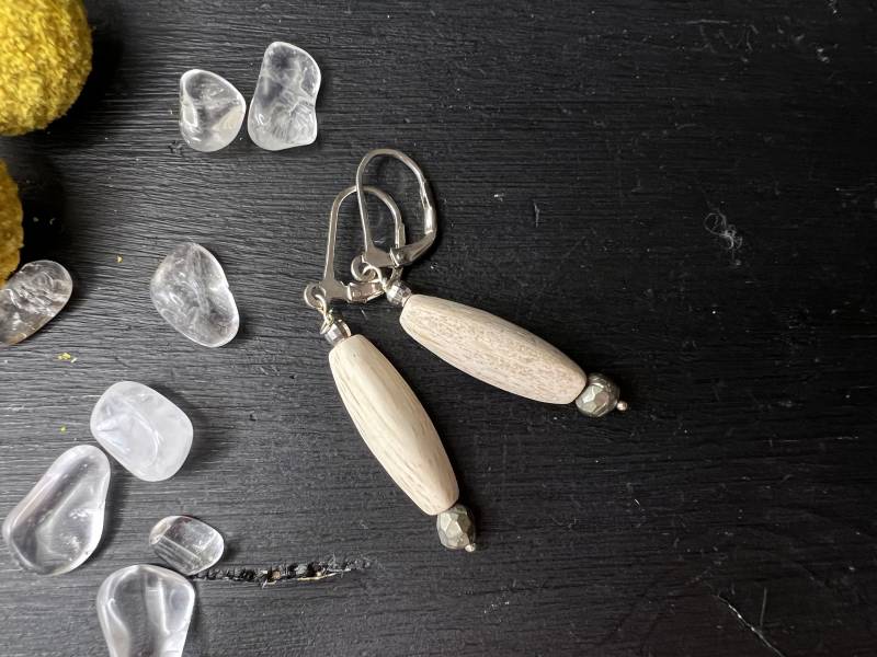 Fossile Holz Ohrringe 4, 5 cm Lange Mit Beige Versteinertem Und Pyrit von Sparklinginside