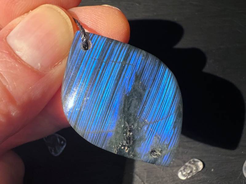 Blauer Labradorit Anhänger 35mm | Gebohrte Edelsteinkette Mit Kordel von Sparklinginside