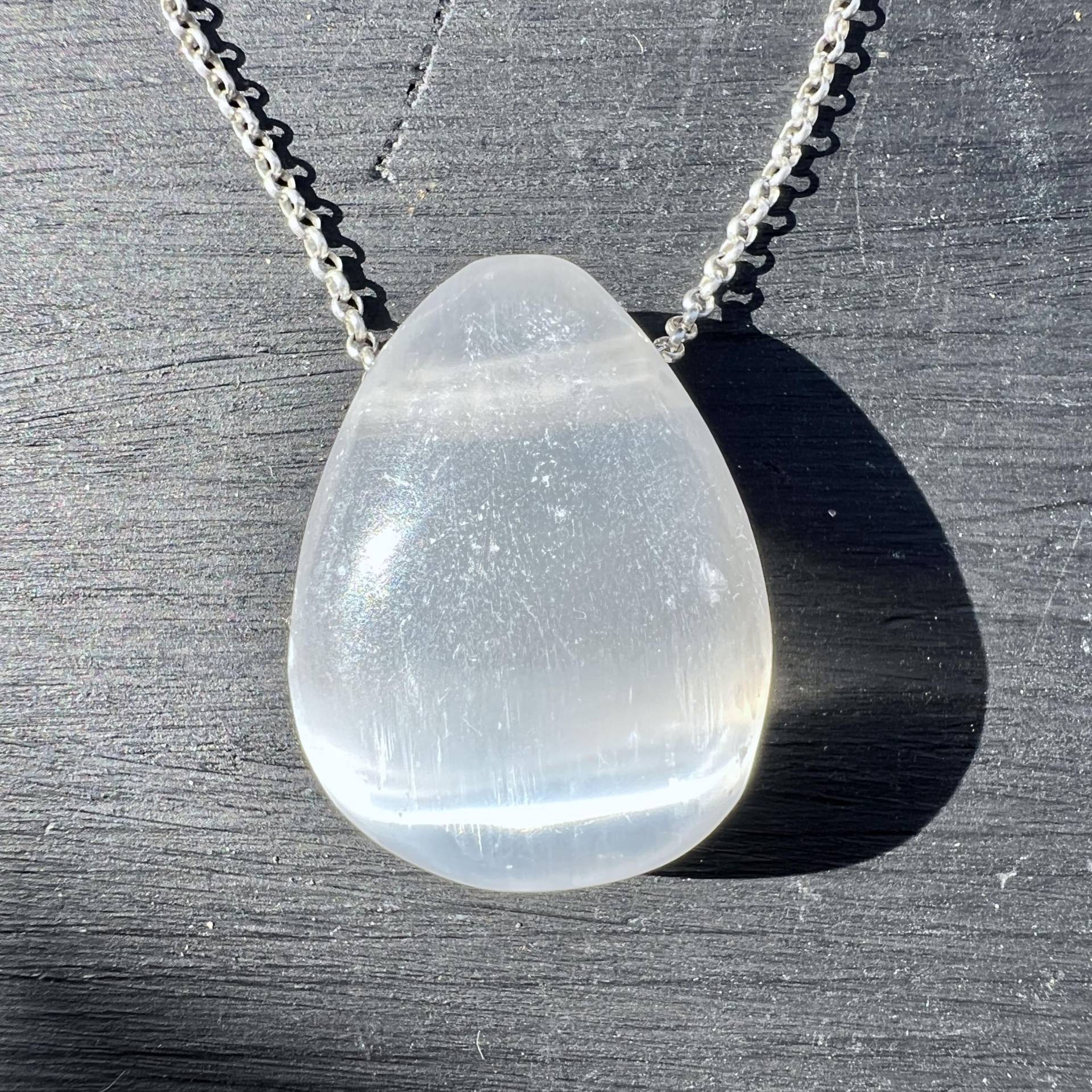 Schimmernder Selenit Anhänger, Gebohrt, Weiße Satin Halskette Tropfenförmig Schimmernder Selenit Anhänger, Gebohrt, Weiße Satin Halskette Tropfenförmig von Sparklinginside