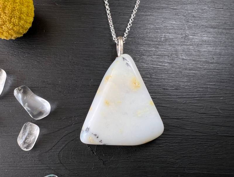 Weißer Achat Anhänger Peace in Dreiecksform Mit Dendriten Einschlüssen Und Silberschlaufe von Sparklinginside