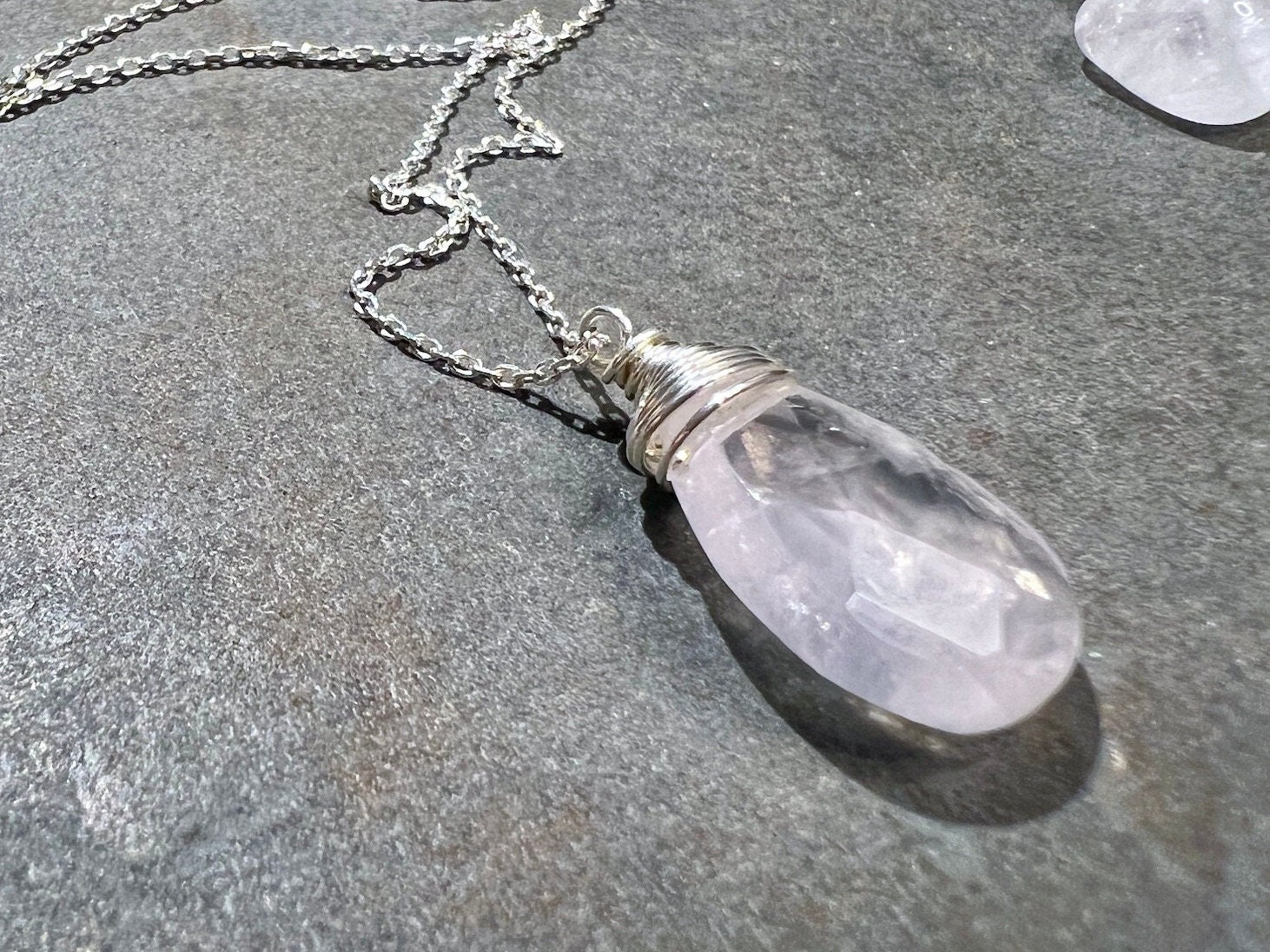 Zarte Rosenquarz Tropfen Halskette Und 16 Zoll Sterling Silber Zarte Rosenquarz Tropfen Halskette Und 16 Zoll Sterling Silber von Sparklinginside