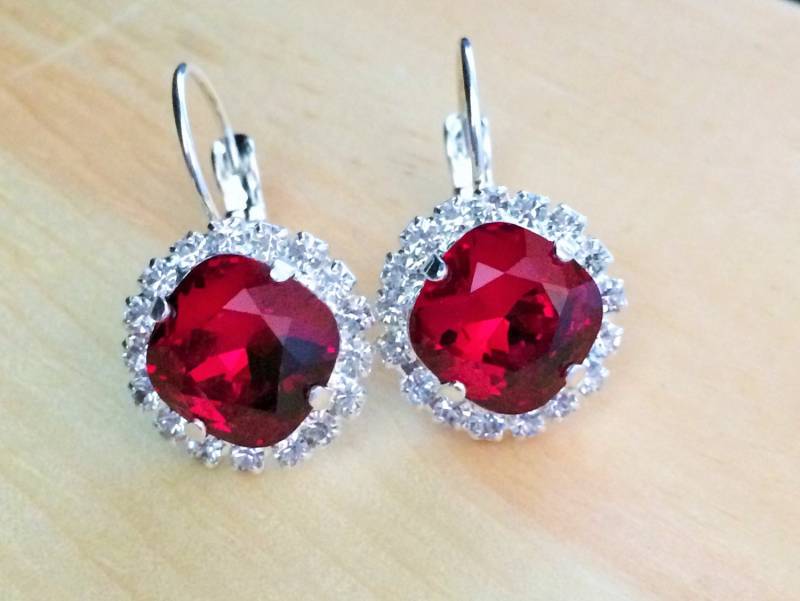 Rot Funkelnde Ohrringe, Swarovski Kristall 10mm Quadrat in Siam, Prong Set Crystal Strass Silber Hebel Zurück Rot Funkelnde Ohrringe, Swarovski Kristall 10mm Quadrat in Siam, Prong Set Crystal Strass Silber Hebel Zurück von SparklyBlingyThings