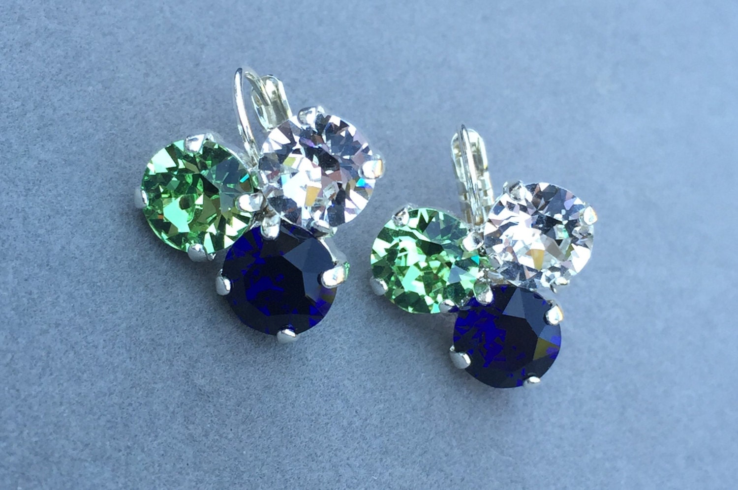 Seahawks Swarovski Tri-Colored Ohrringe, Peridot, Dark Indigo Blue Und Crystal 8 Mm Chatons Prong Set in Silberfarbener Klappbrisur Seahawks Swarovski Tri-Colored Ohrringe, Peridot, Dark Indigo Blue Und Crystal 8 Mm Chatons Prong Set in Silberfarbener Klappbrisur von SparklyBlingyThings