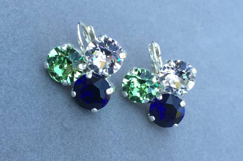 Seahawks Swarovski Tri-Colored Ohrringe, Peridot, Dark Indigo Blue Und Crystal 8 Mm Chatons Prong Set in Silberfarbener Klappbrisur Seahawks Swarovski Tri-Colored Ohrringe, Peridot, Dark Indigo Blue Und Crystal 8 Mm Chatons Prong Set in Silberfarbener Klappbrisur von SparklyBlingyThings