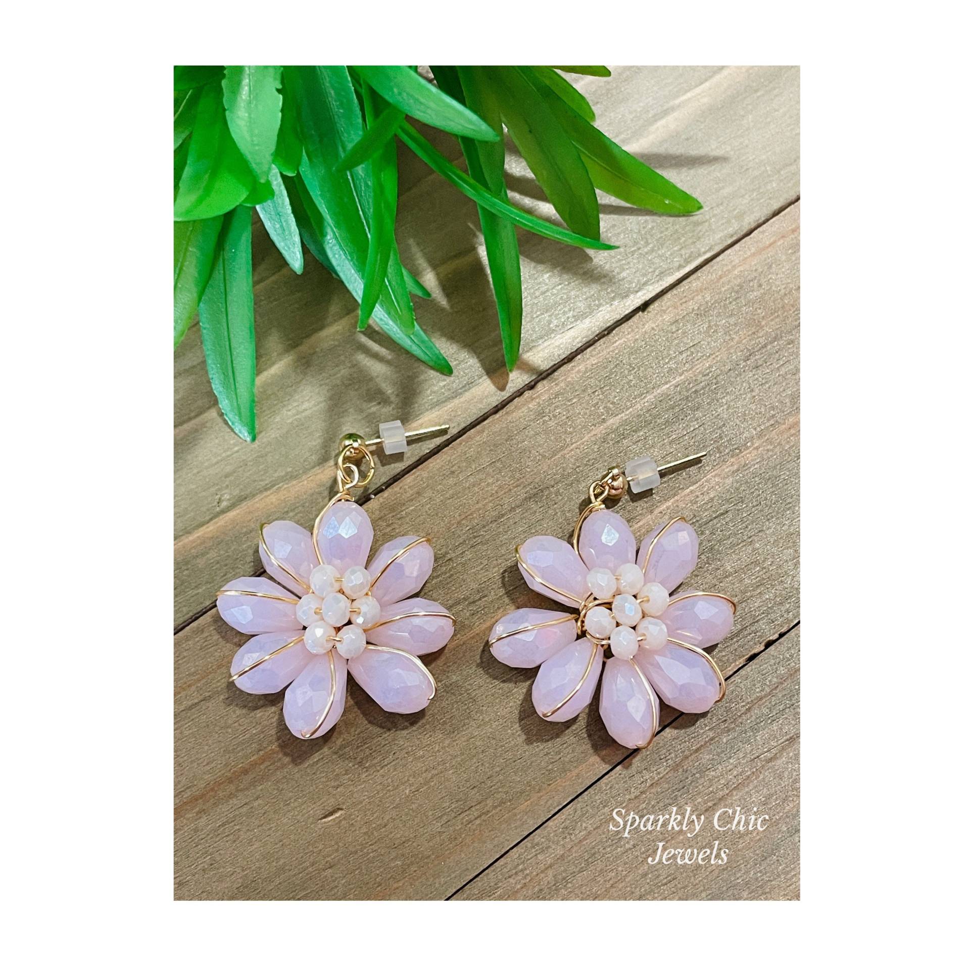 Funkelnde Baby Rosa Blüten Ohrringe, Drahtumwickelte Blumen Kristall Frühling Schmuck, Geschenk Für Sie, Ohrringe von SparklyChicJewels