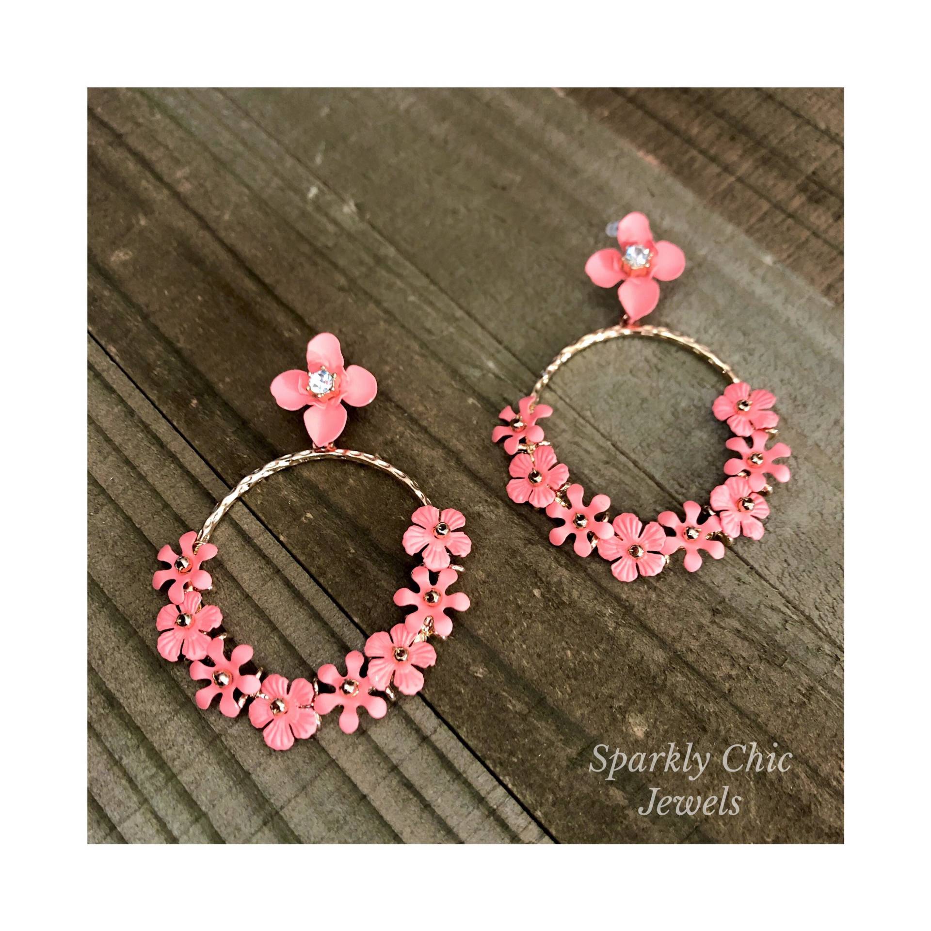 Koralle Blume Ohrringe, Creolen, Frühling Schmuck, Gold Trendy, Mode Kirschblüte von SparklyChicJewels