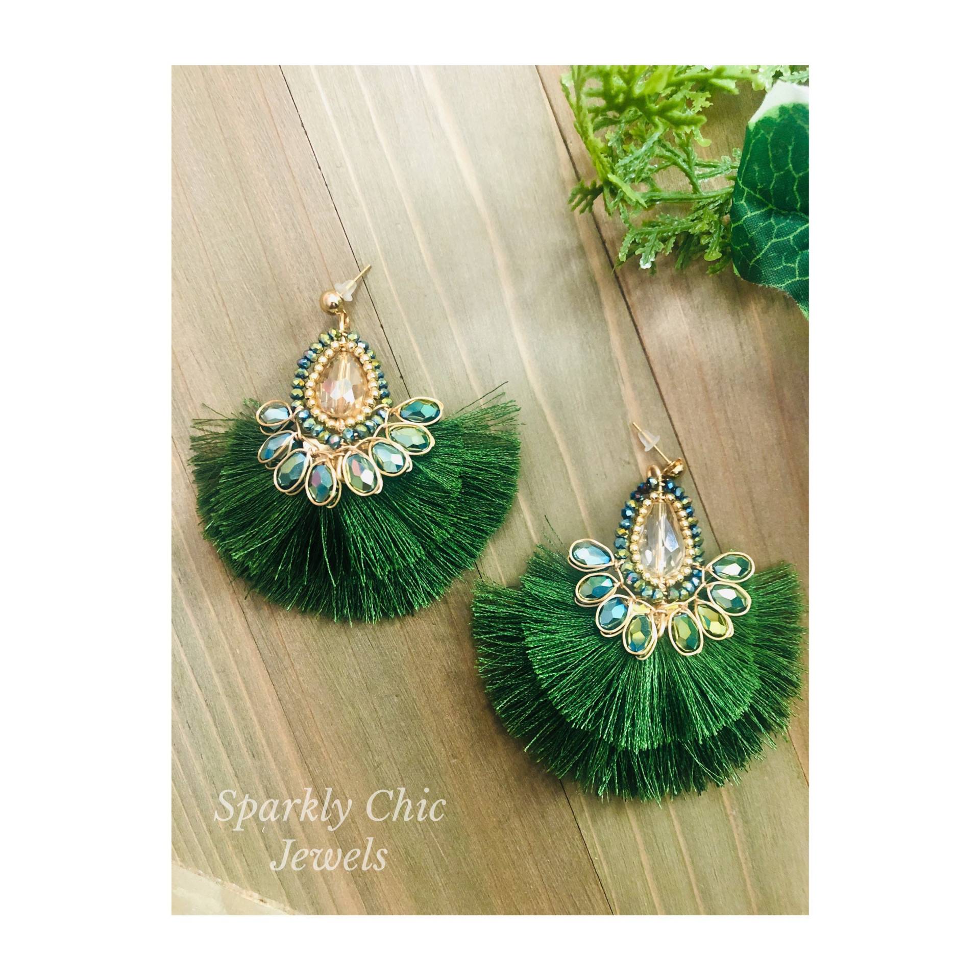 Olivgrüne Kristall Fan Quasten Ohrringe, Elegante Grüne Geschenk Für Sie, Funkelnde Ohrringe von SparklyChicJewels