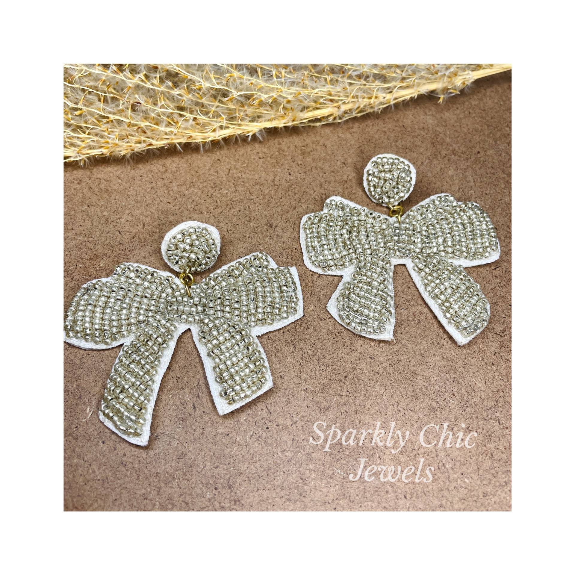 Silber Schleife Ohrringe, Weihnachtsschleife Rocailles Schleifen Weihnachtsohrringe, Geschenk Für Sie, Grüne Ohrringe von SparklyChicJewels