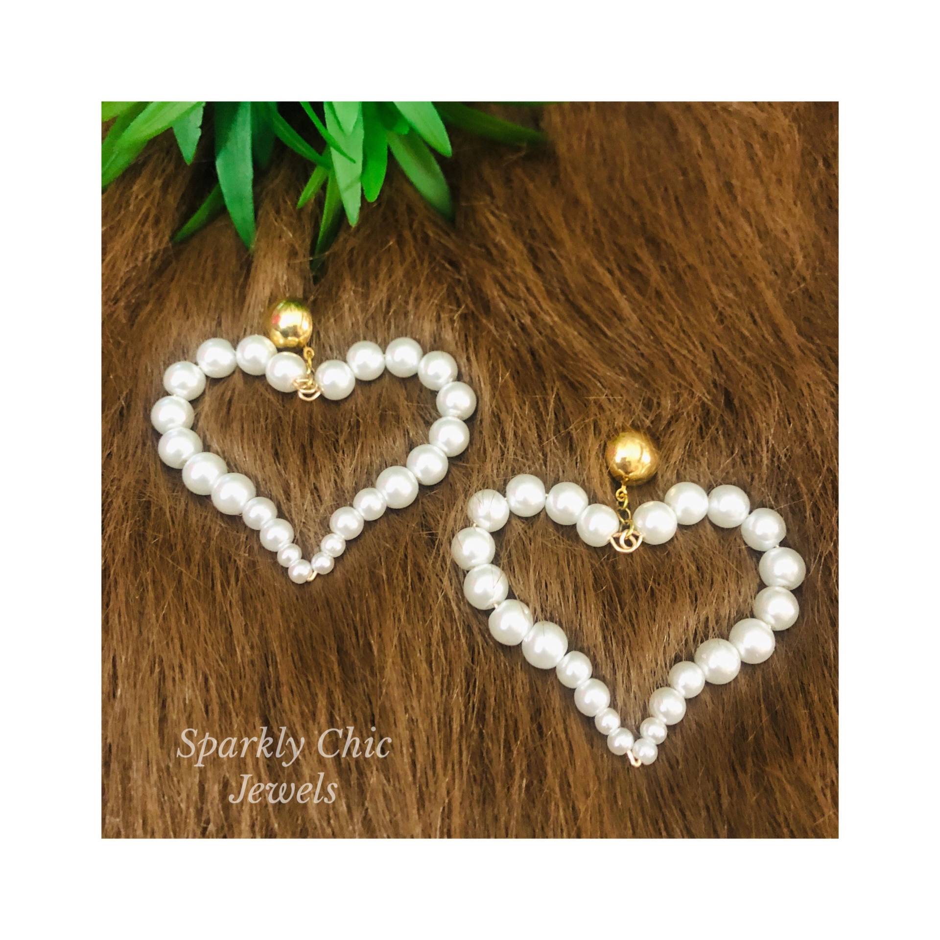 Weiße Perlen Herz Ohrringe, Brautjungfern Hochzeit, Schmuck, Schicker Statement Ohrringe von SparklyChicJewels