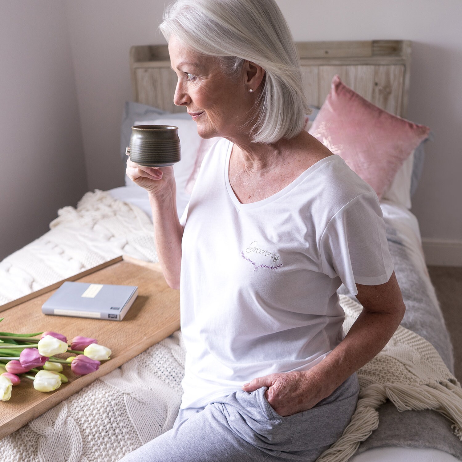 Damen Pyjama - Lavendel Bestickter Schlafanzug Geschenk Für Nanny Nanna von SparksAndDaughters