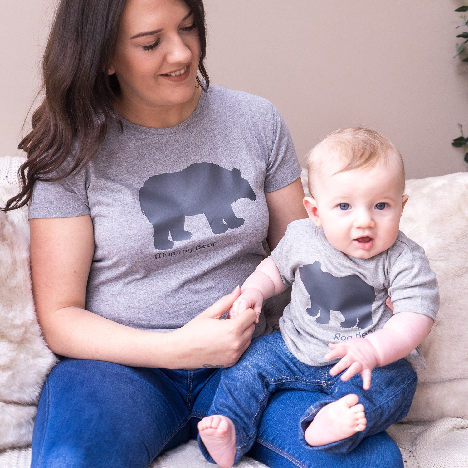 Mama Bär - Top Und Baby Tshirts Shirt Eisbär Tshirt Set Mama Bär - Top Und Baby Tshirts Shirt Eisbär Tshirt Set von SparksAndDaughters