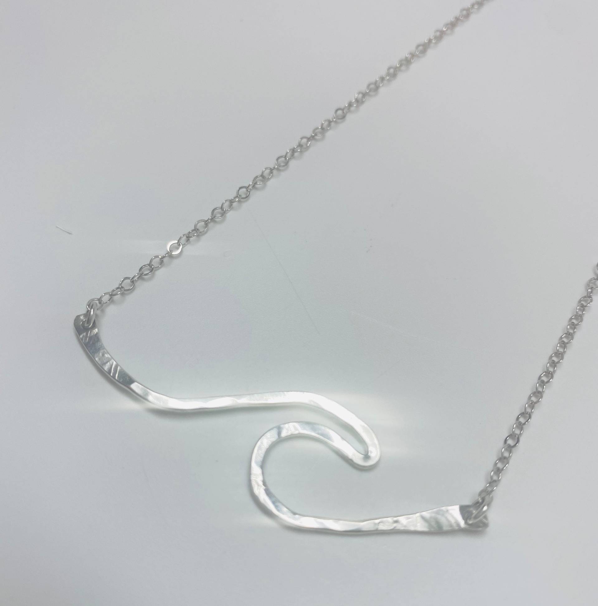 Gehämmert Welle Halskette Handgemacht in Sterling Oder 14K Gf Gehämmert Welle Halskette Handgemacht in Sterling Oder 14K Gf von SparrowSeas