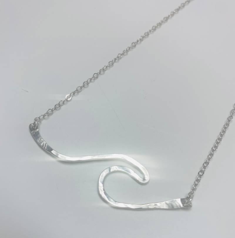 Gehämmert Welle Halskette Handgemacht in Sterling Oder 14K Gf von SparrowSeas